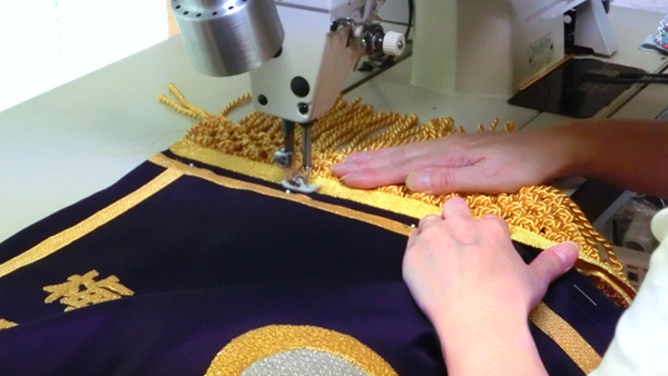 フレンジ・モールの縫製、各種付属品を組合せ完成